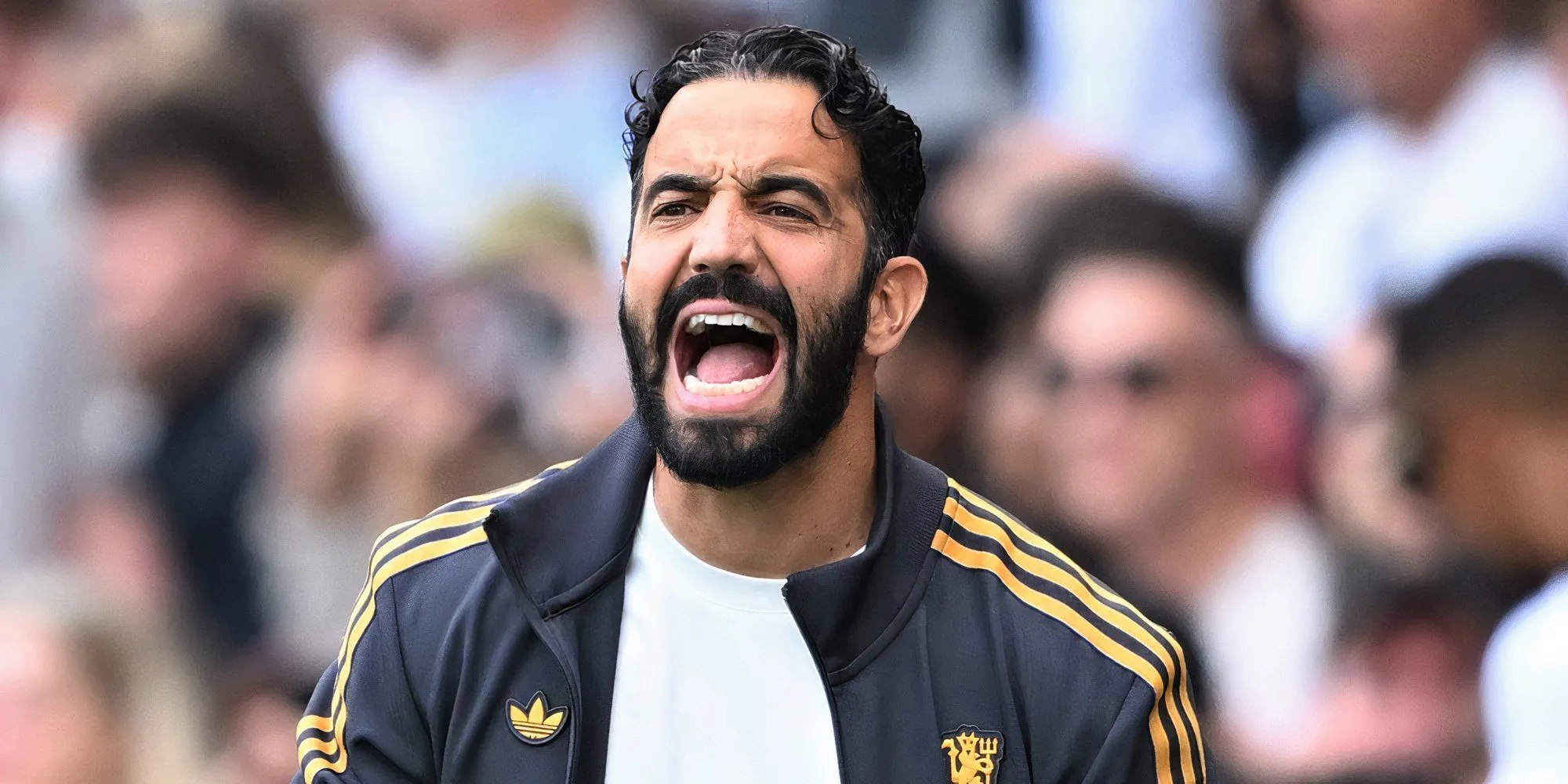 HLV Ruben Amorim đưa ra chỉ đạo bên đường biên trong trận đấu của Manchester United