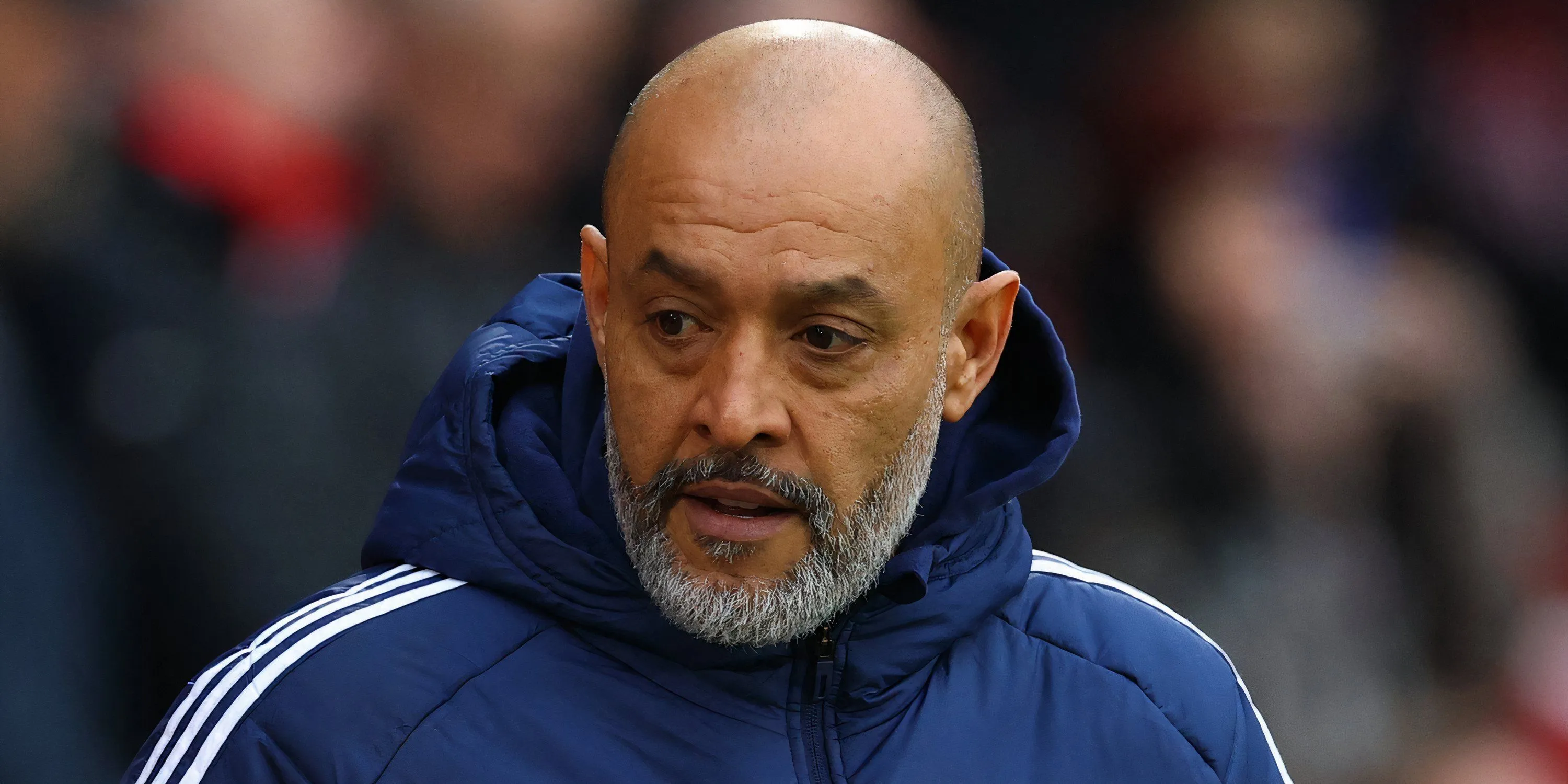Huấn luyện viên Nuno Espirito Santo chỉ đạo từ đường biên trong trận đấu của Nottingham Forest tại Premier League, cho thấy phong cách quản lý chiến thuật của ông.