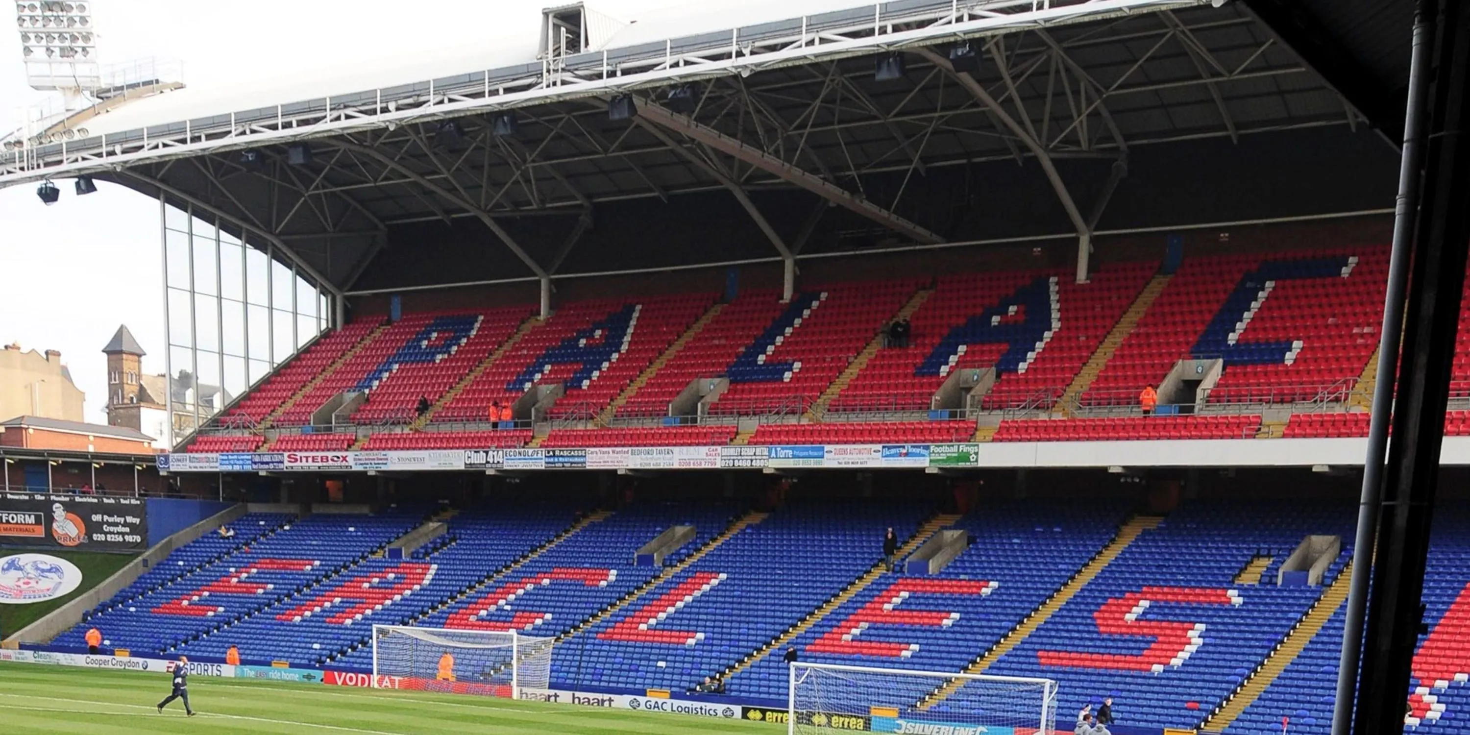 Khung cảnh bên trong sân Selhurst Park, sân nhà của Crystal Palace