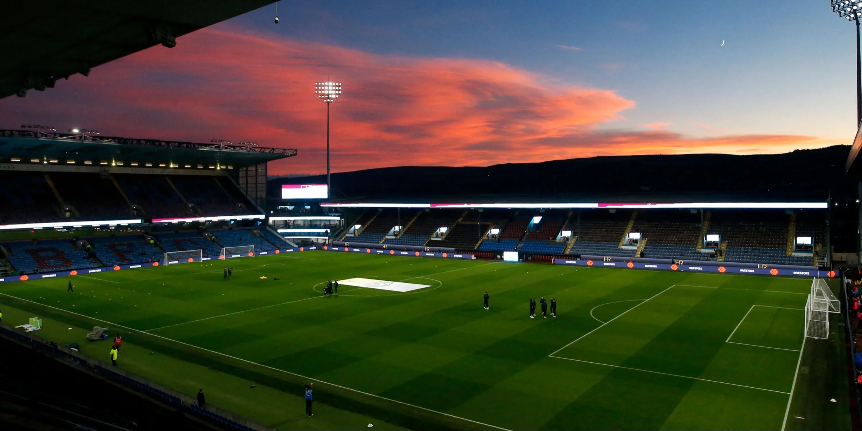 Khung cảnh sân Turf Moor của Burnley trước trận đấu Premier League