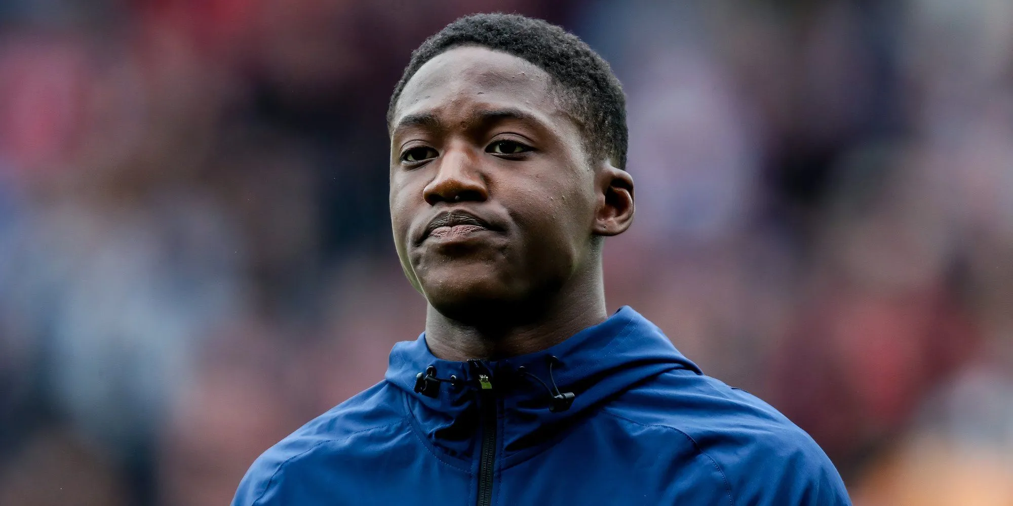 Kobbie Mainoo kiểm soát bóng ở tuyến giữa của Manchester United
