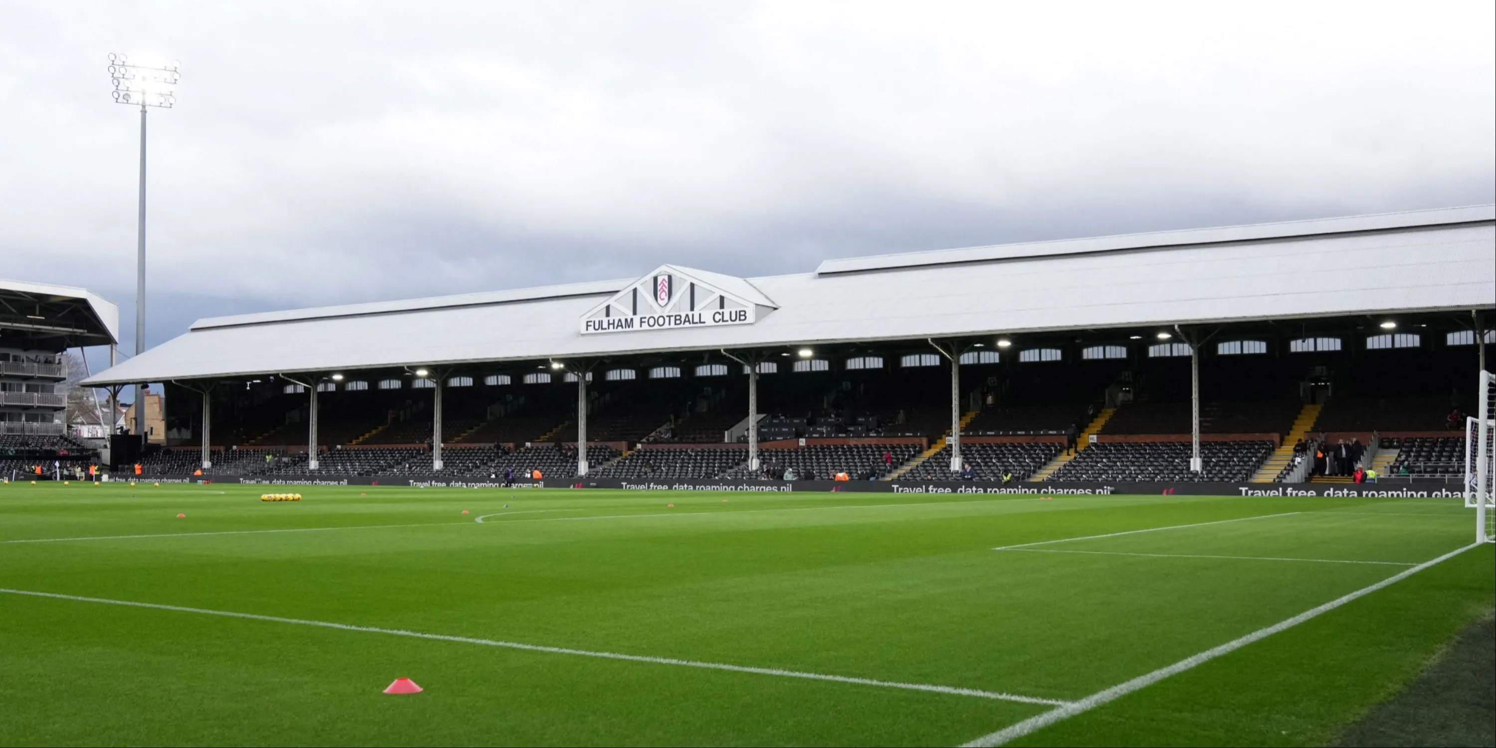 Toàn cảnh sân Craven Cottage của Fulham bên bờ sông Thames
