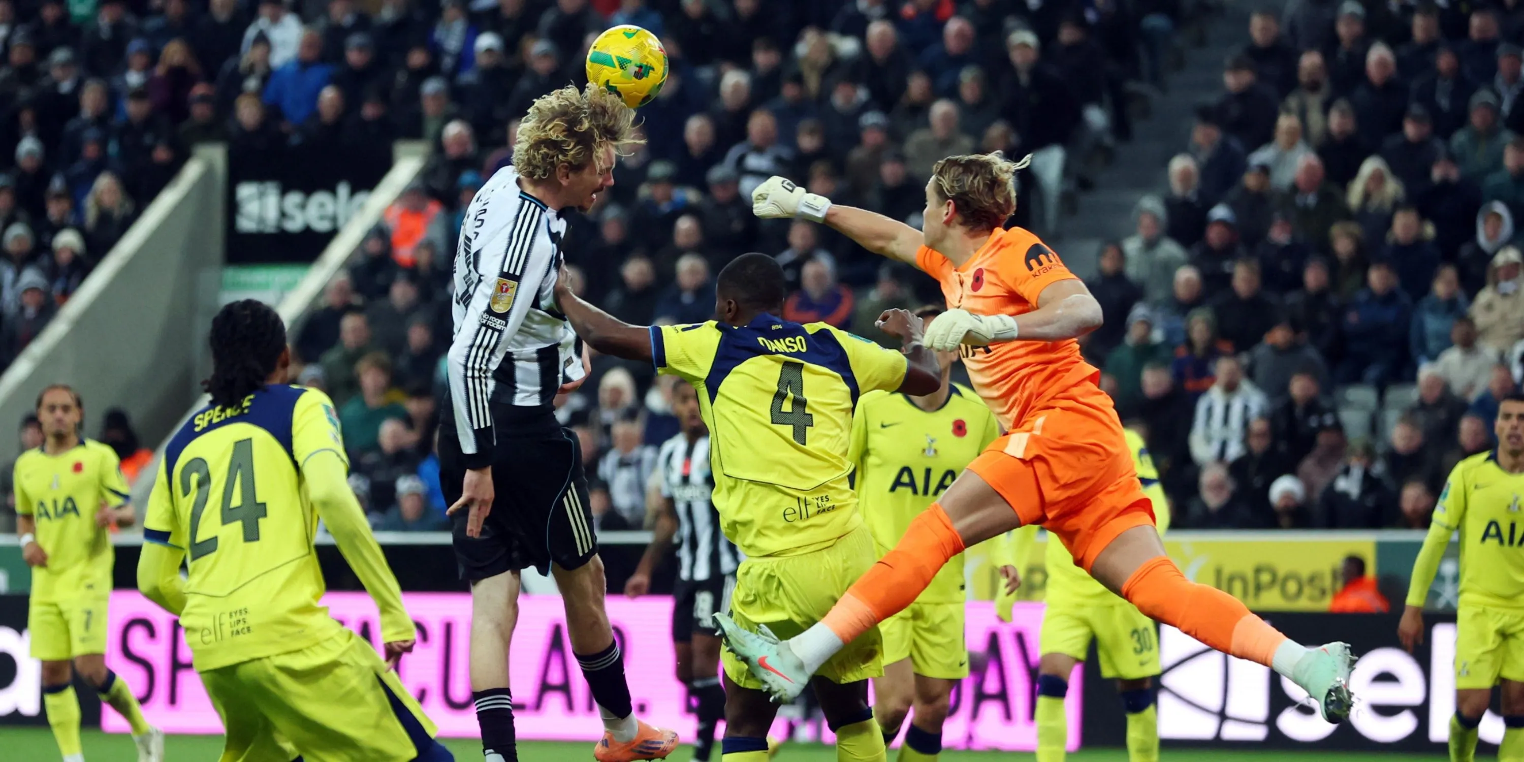 Antonin Kinsky mắc lỗi vị trí trong bàn thua của Tottenham