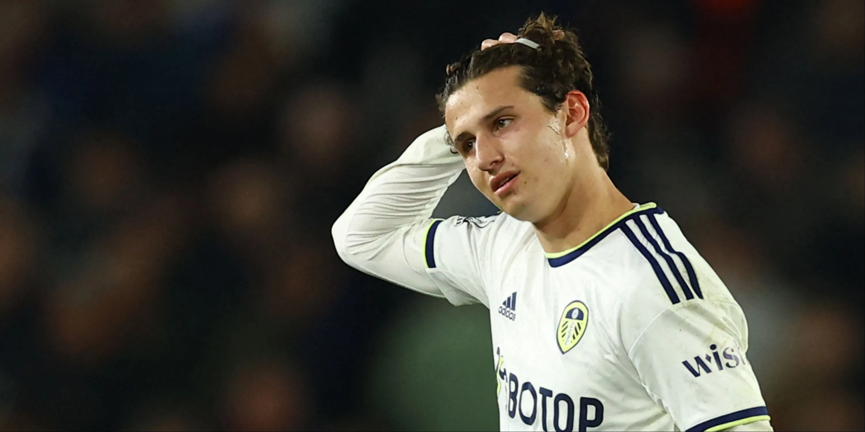 Brenden Aaronson thi đấu cho Leeds tại Elland Road