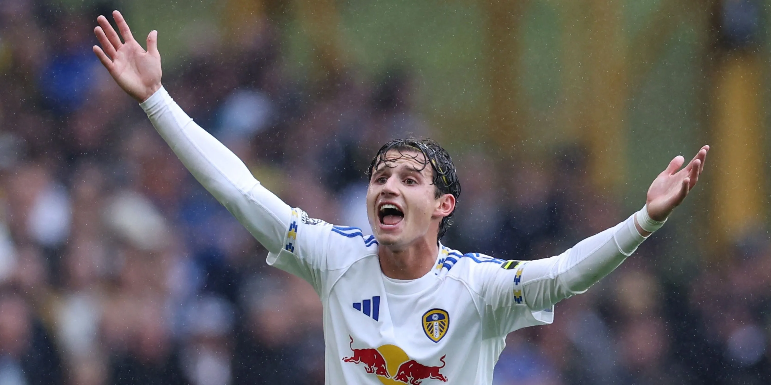 Brenden Aaronson tranh chấp bóng trong trận đấu Premier League