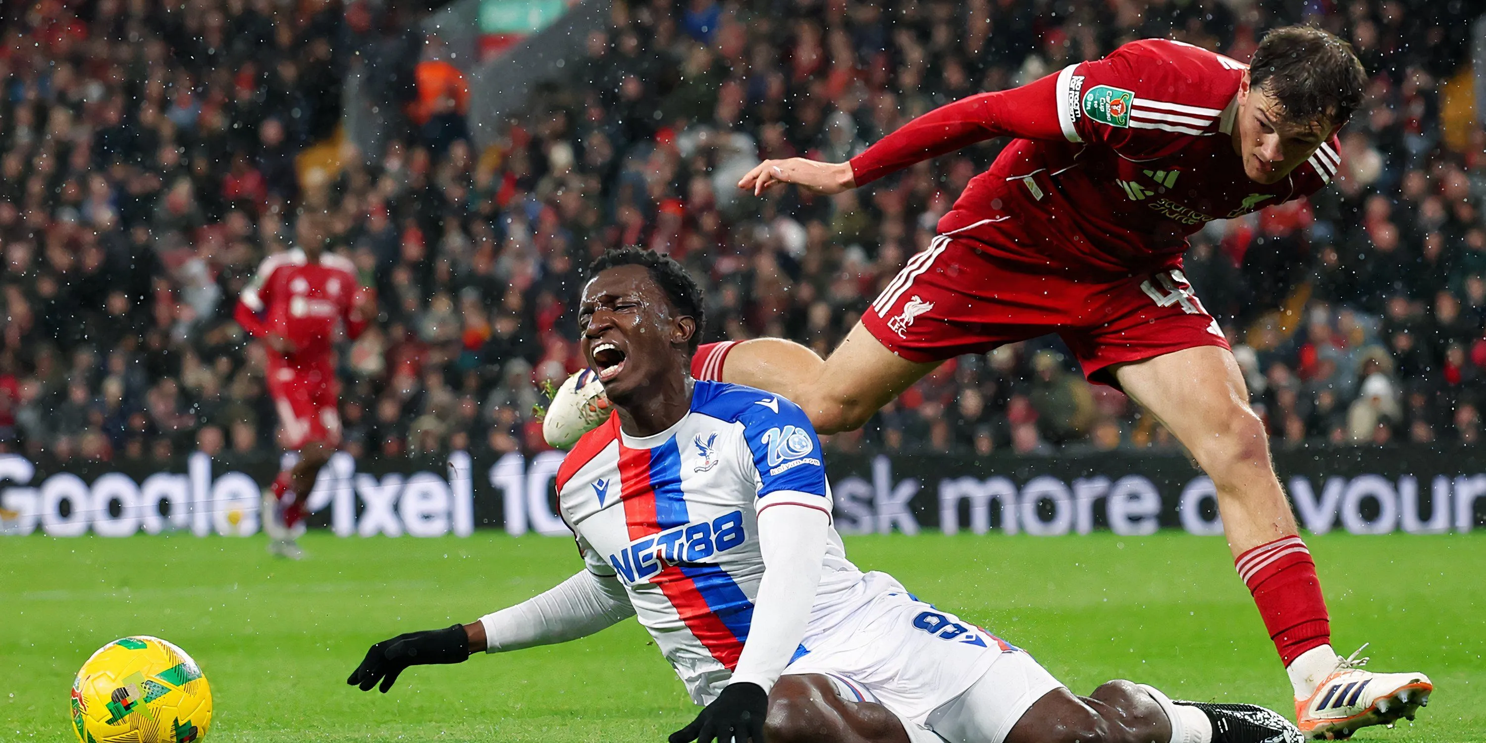 Calvin Ramsay thi đấu trong một pha bóng cho Liverpool