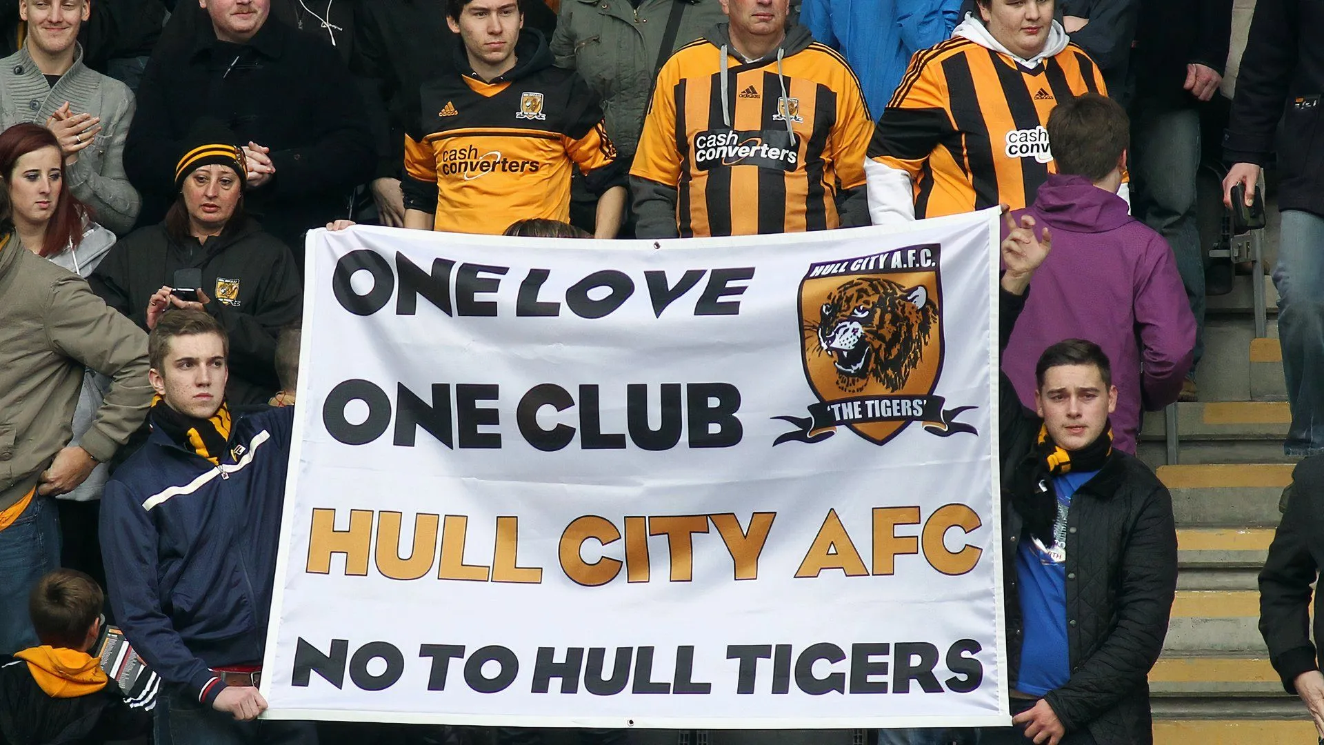 CĐV Hull City phản đối các quyết định gây tranh cãi của CLB