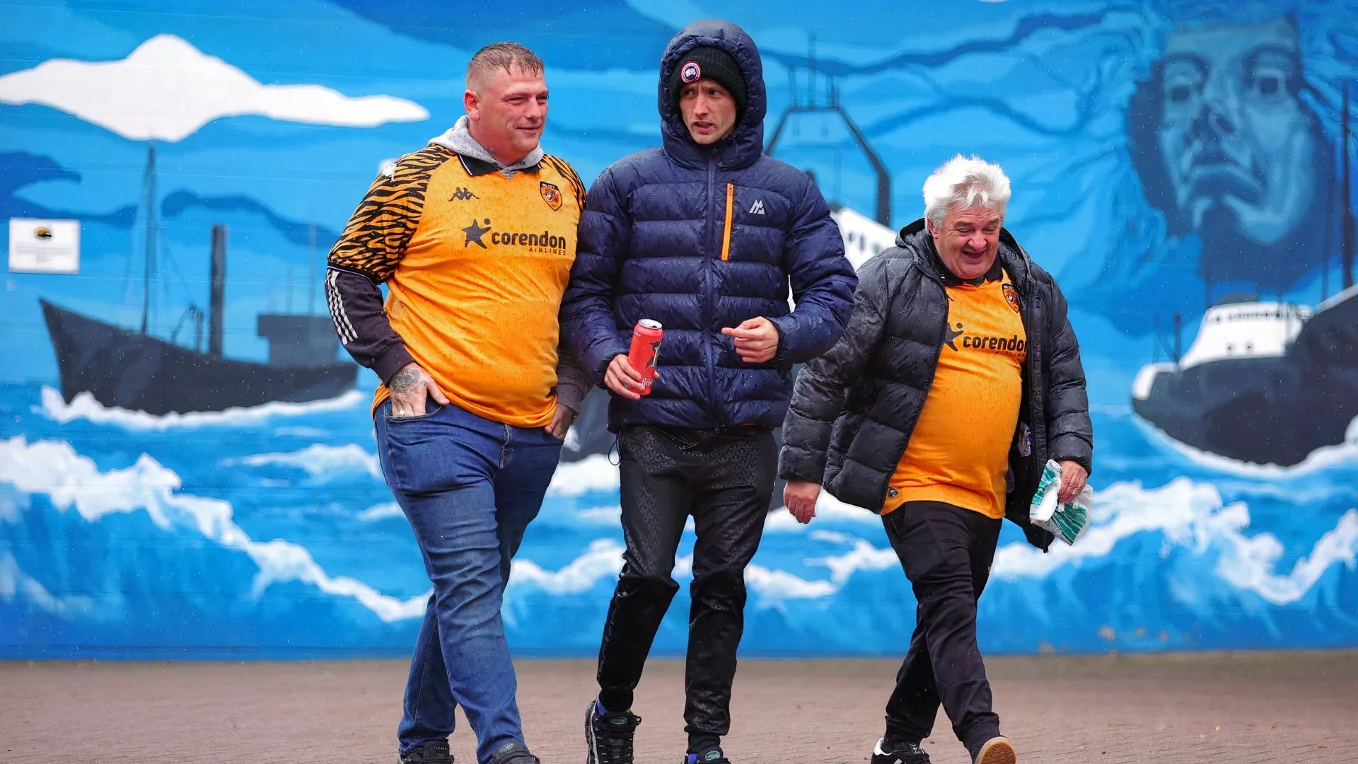 CĐV Hull City trên khán đài MKM Stadium cổ vũ đội nhà