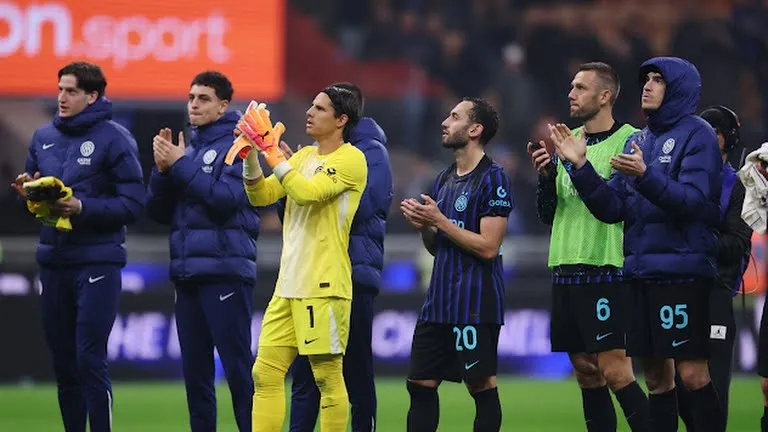 CĐV Inter tại San Siro ăn mừng chiến thắng giúp Inter tiếp tục bám đuổi ngôi đầu.