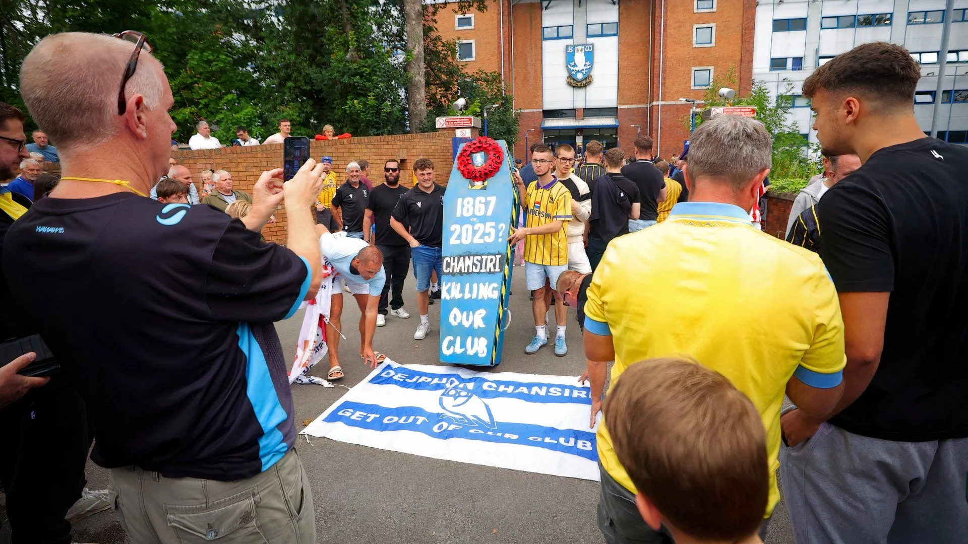 CĐV Sheffield Wednesday biểu tình phản đối chủ sở hữu Dejphon Chansiri bên ngoài Hillsborough