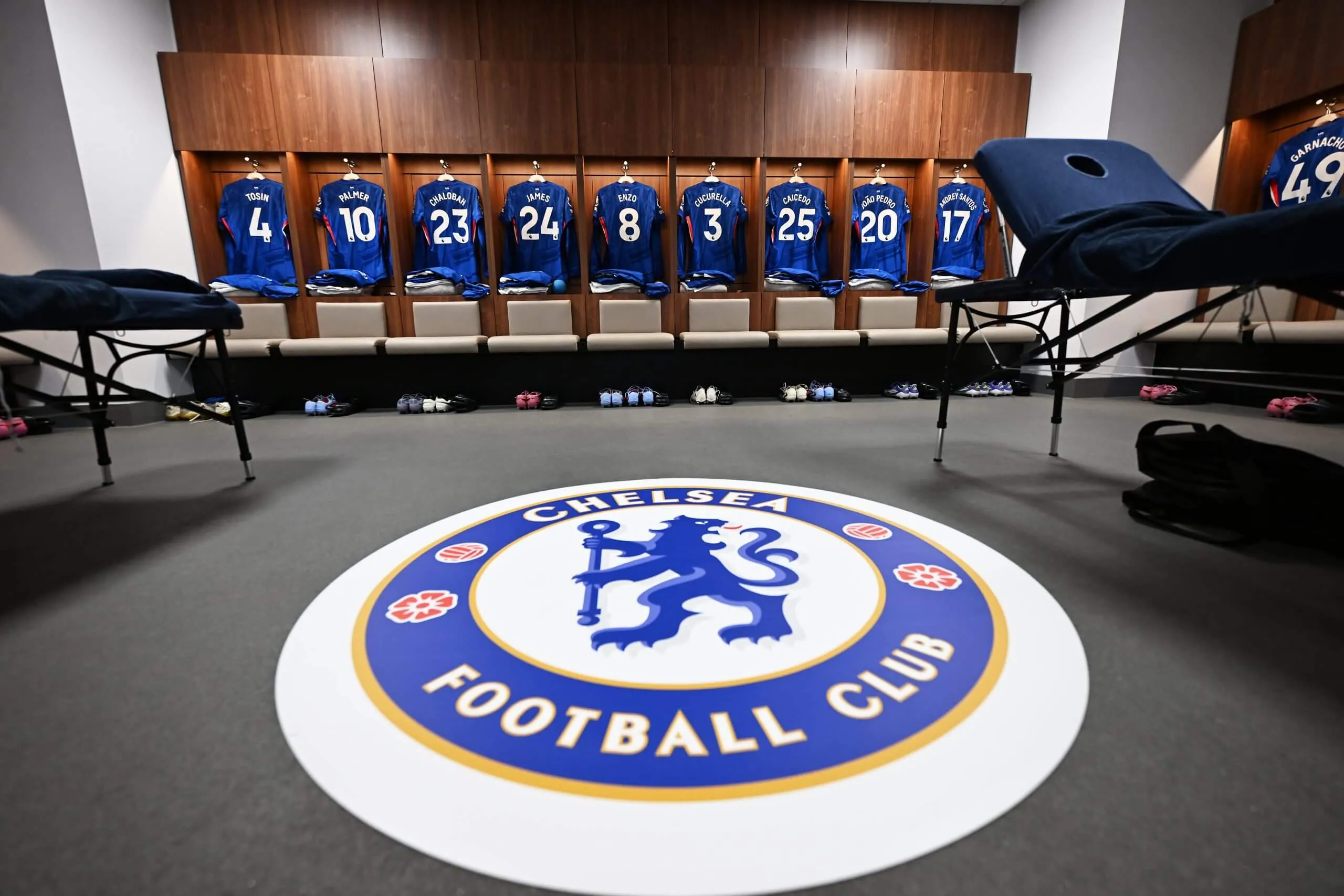 Chelsea mang theo tấm thảm có logo CLB để tạo cảm giác sân nhà trong phòng thay đồ đội khách