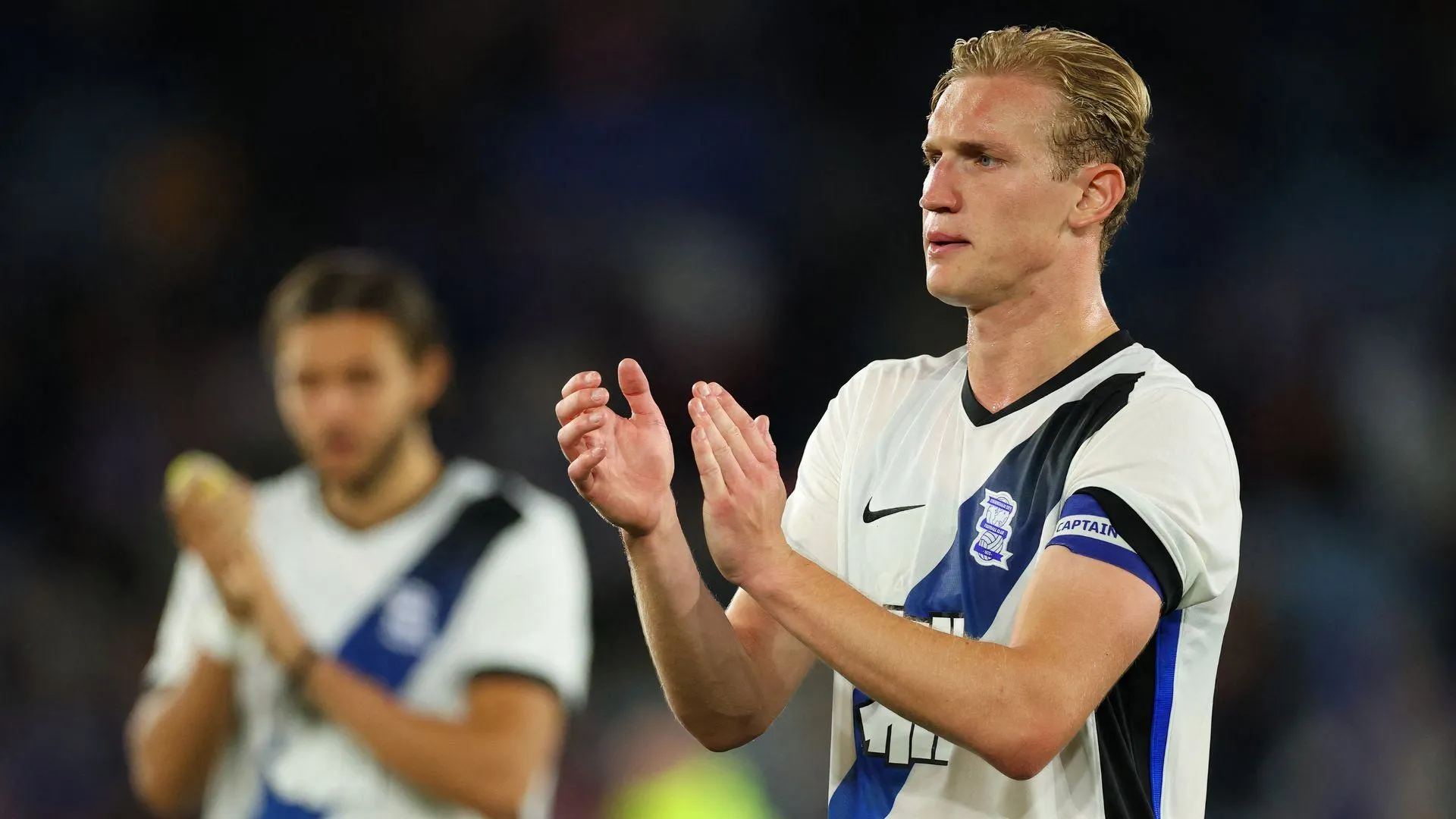 Christoph Klarer của Birmingham City trong trận đấu, thể hiện khả năng không chiến và phá bóng giải nguy