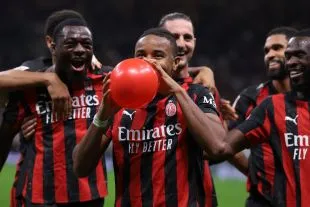 Christopher Nkunku ăn mừng bàn thắng cho AC Milan, minh họa lựa chọn thay thế trong đội hình tấn công nếu Leão vắng mặt