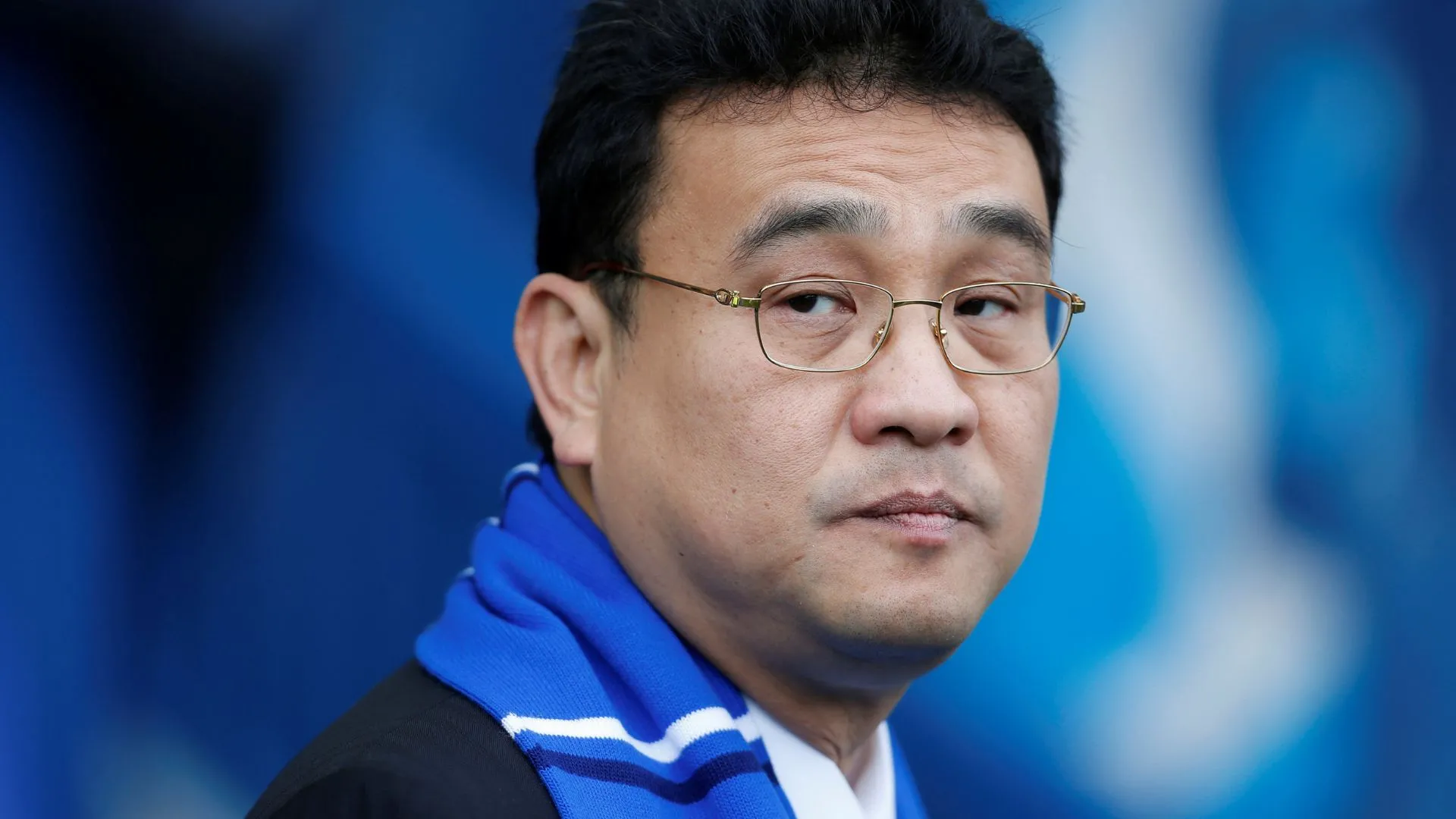 Chủ sở hữu Dejphon Chansiri – quyền sở hữu sân và hệ lụy với cổ động viên