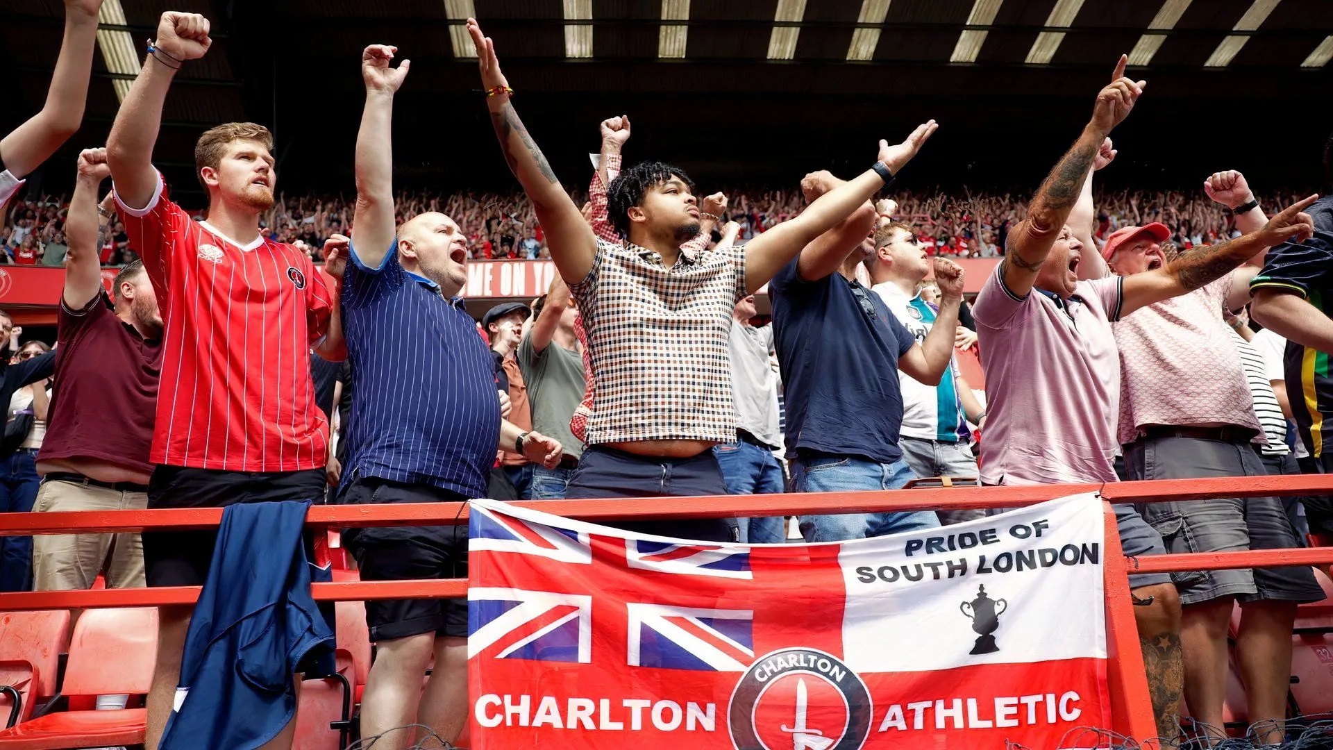 Cổ động viên Charlton Athletic trên khán đài The Valley