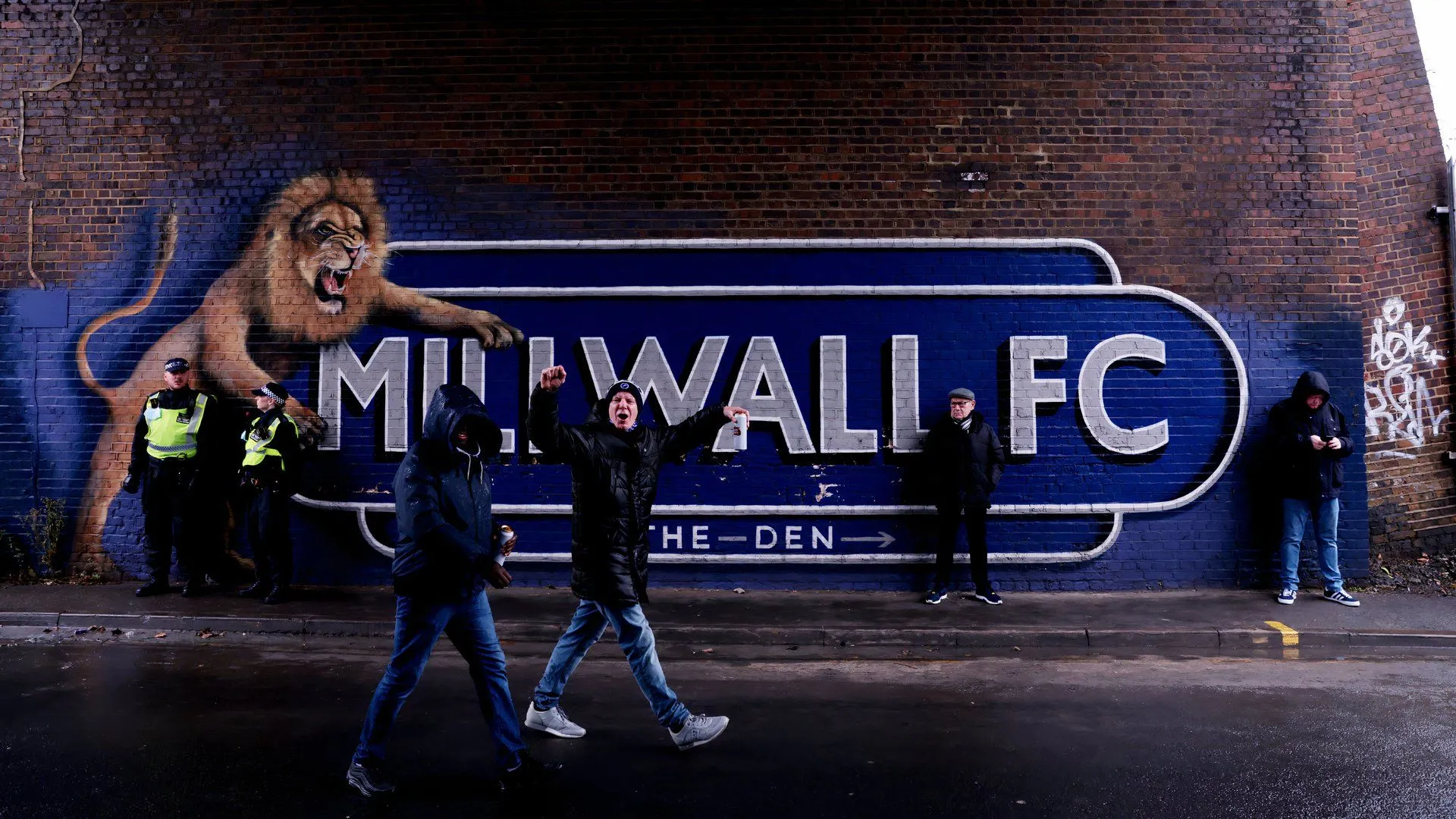 Cổ động viên Millwall tạo bầu không khí cuồng nhiệt và áp lực tại The Den
