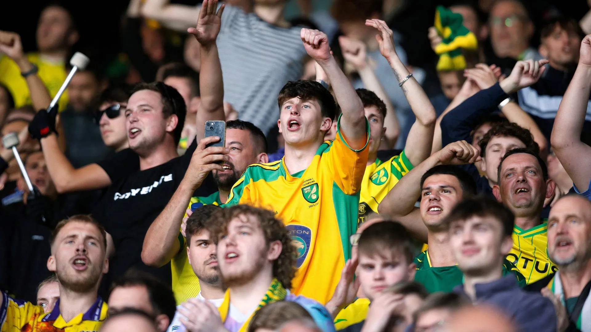 Cổ động viên Norwich ăn mừng và lo lắng tại Carrow Road