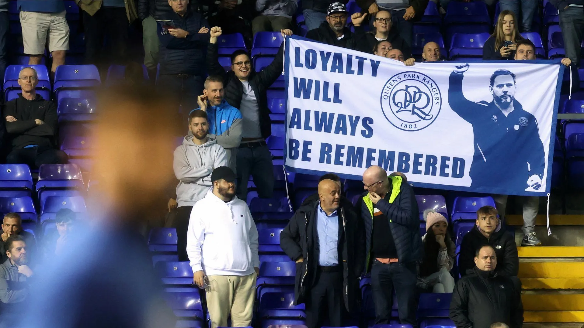 Cổ động viên QPR ăn mừng sau chiến thắng sân khách trước Swansea