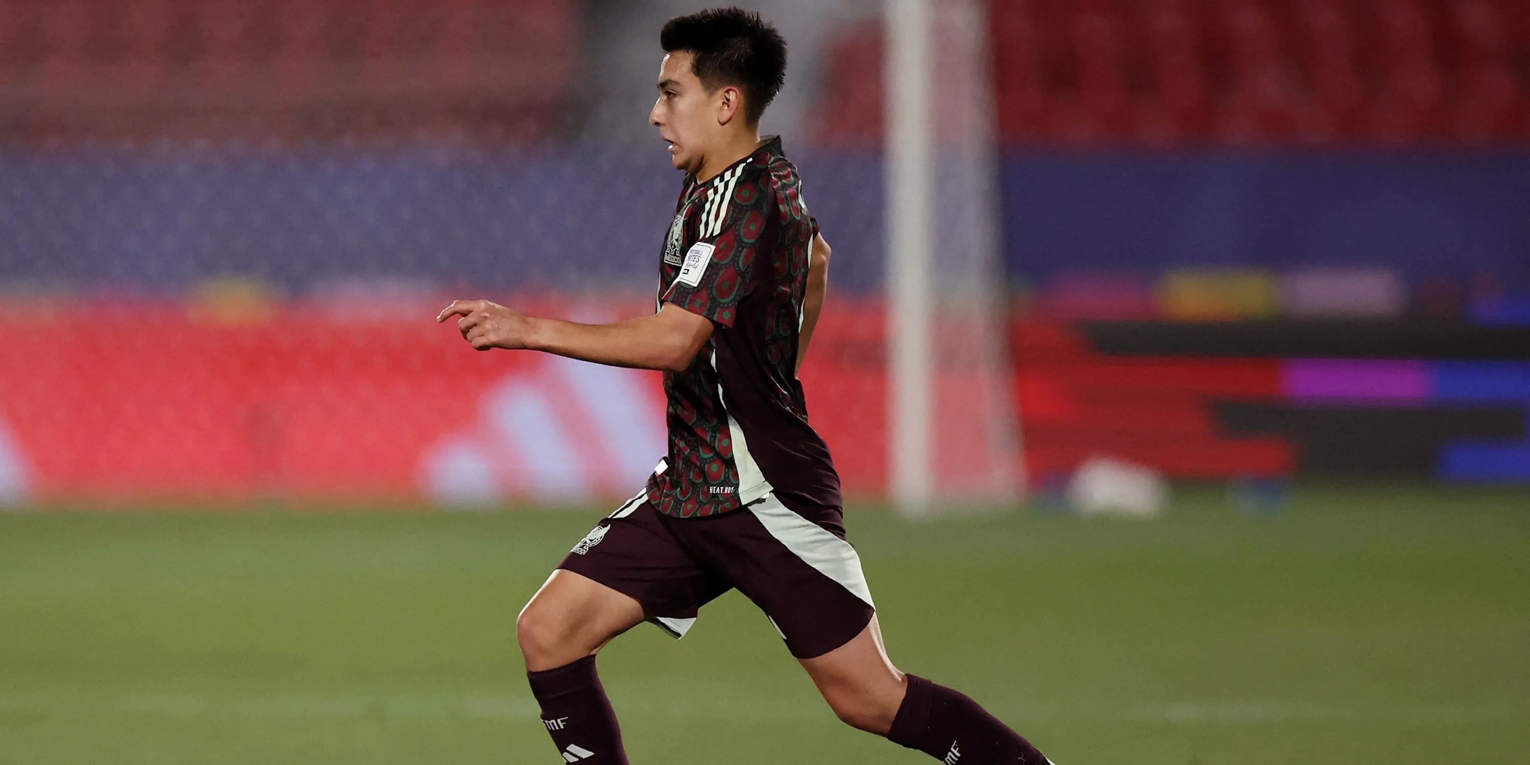 Gilberto Mora tranh bóng trong màu áo Tijuana, nổi bật tại U20 World Cup