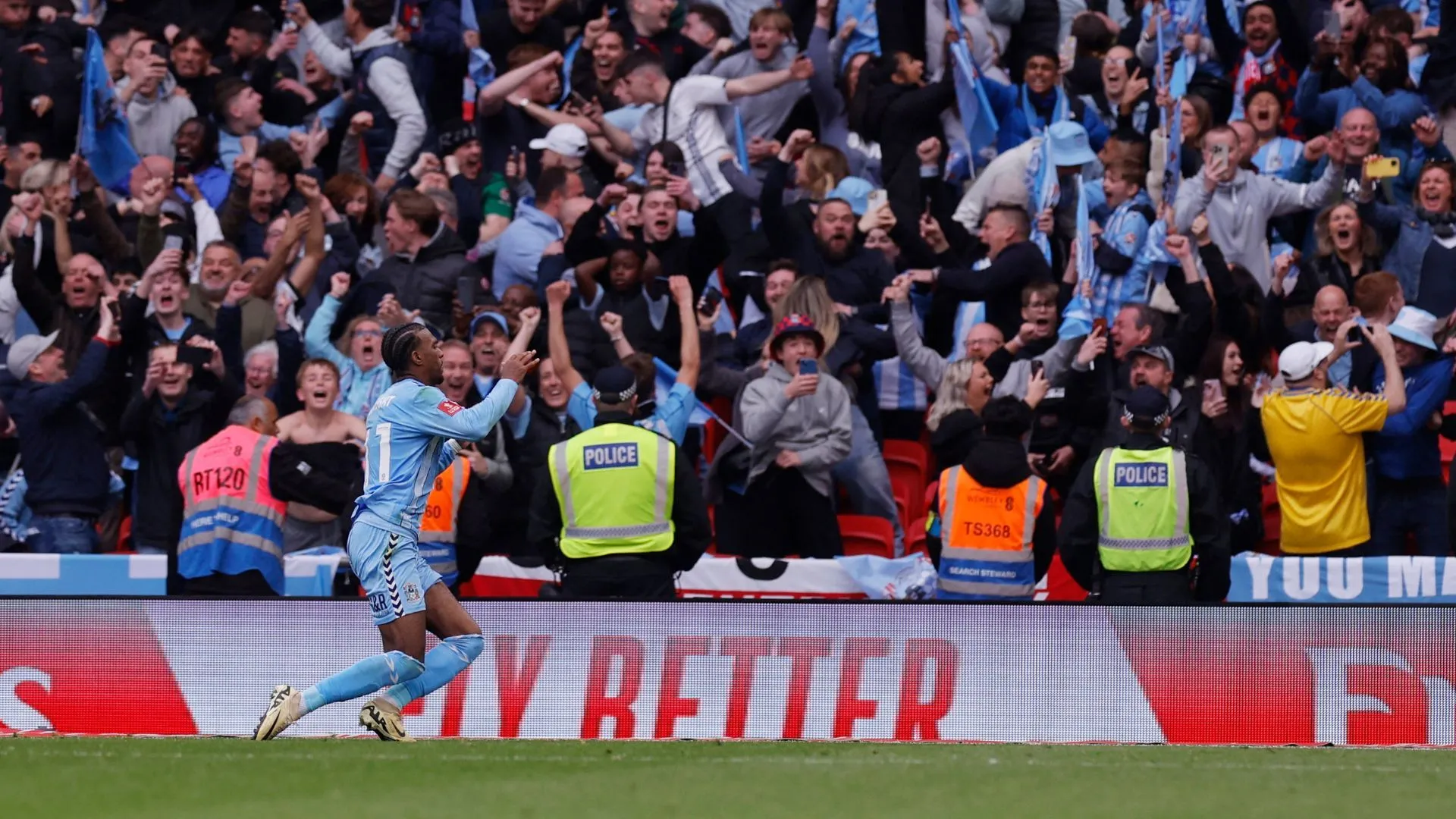 Haji Wright trong màu áo Coventry City, minh họa cho sức mạnh tấn công của đội