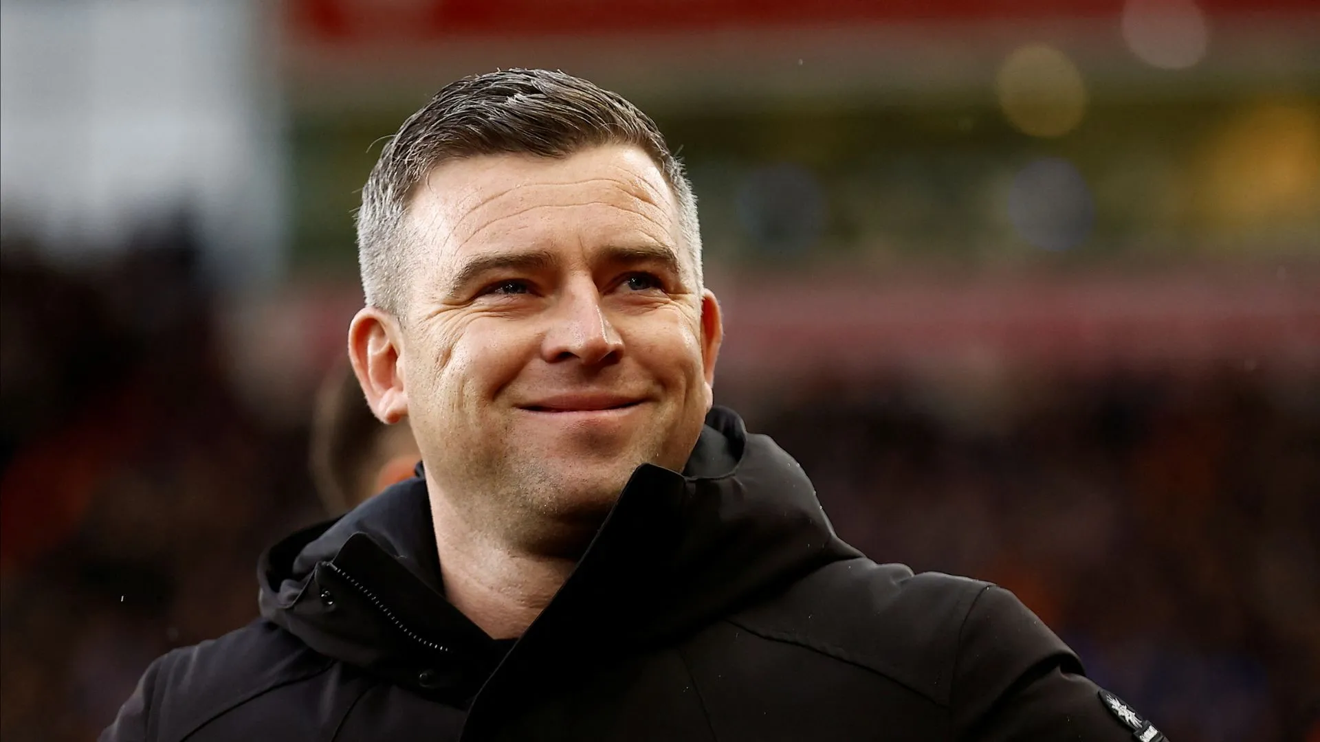 HLV Steven Schumacher của Bolton theo dõi buổi tập, hình ảnh minh họa cho lựa chọn nhân sự và bài toán sử dụng Adeboyejo trong đội hình