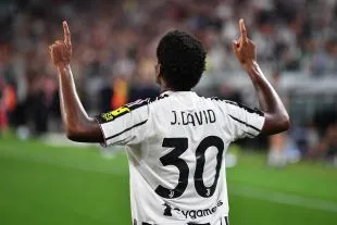 Jonathan David trong màu áo Juventus, biểu tượng tốc độ và di chuyển trên hàng công