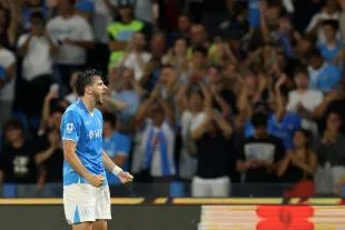 Khvicha Kvaratskhelia ăn mừng bàn thắng cho Napoli, lựa chọn cánh trái của Spalletti