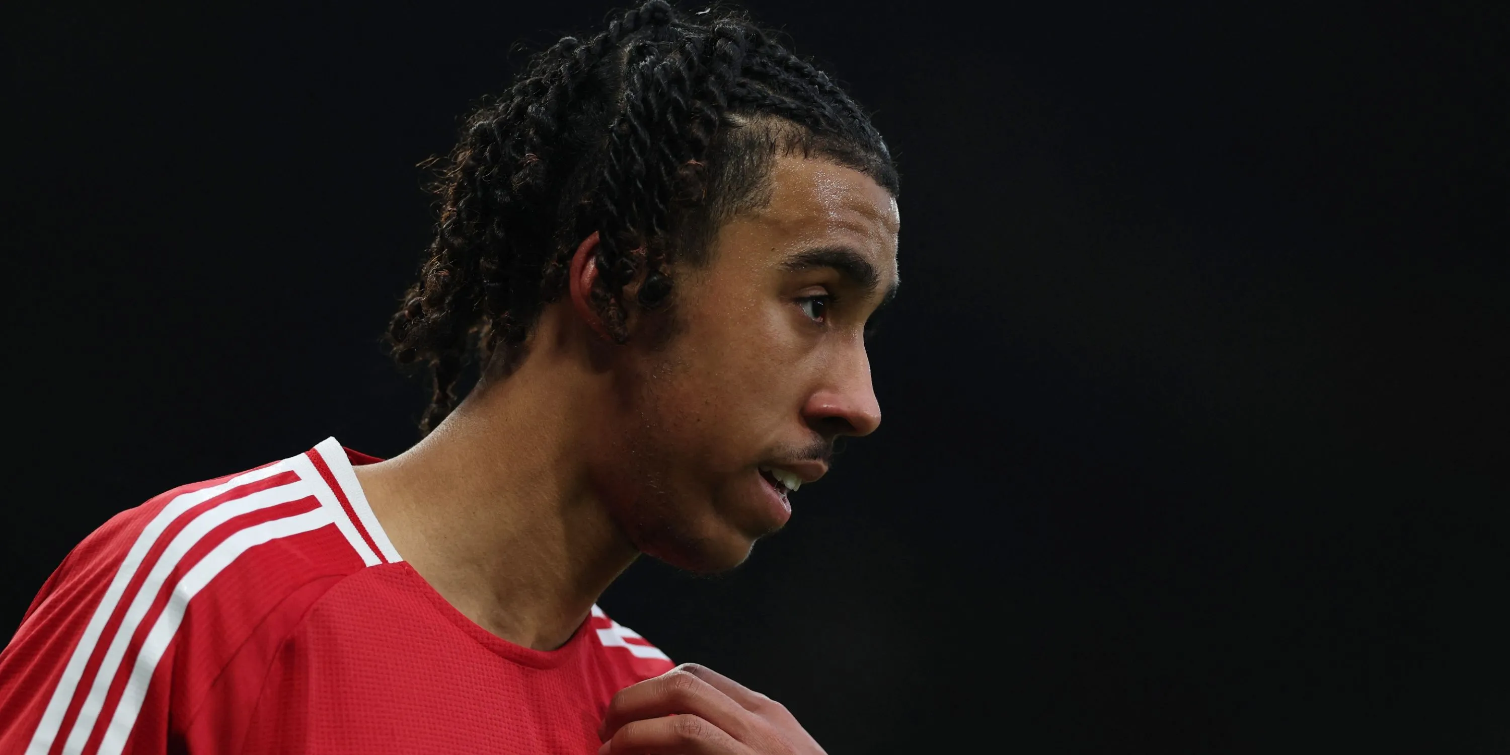 Leny Yoro thực hiện pha ngăn chặn trong một trận đấu của Man Utd, ảnh nhấn mạnh khả năng không chiến và kèm người