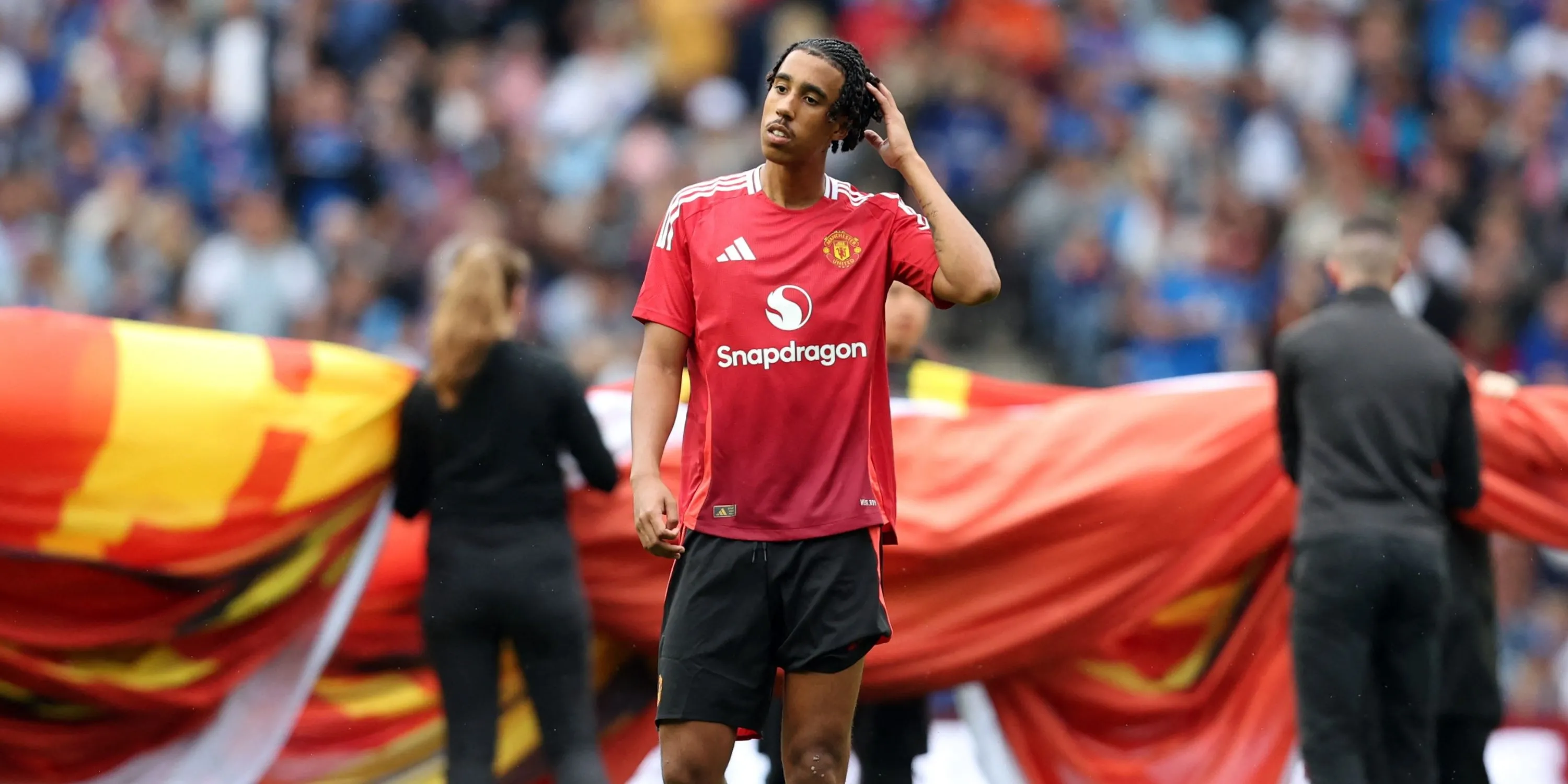 Leny Yoro trong màu áo Man Utd, hình ảnh thể hiện phong thái tự tin của trung vệ trẻ