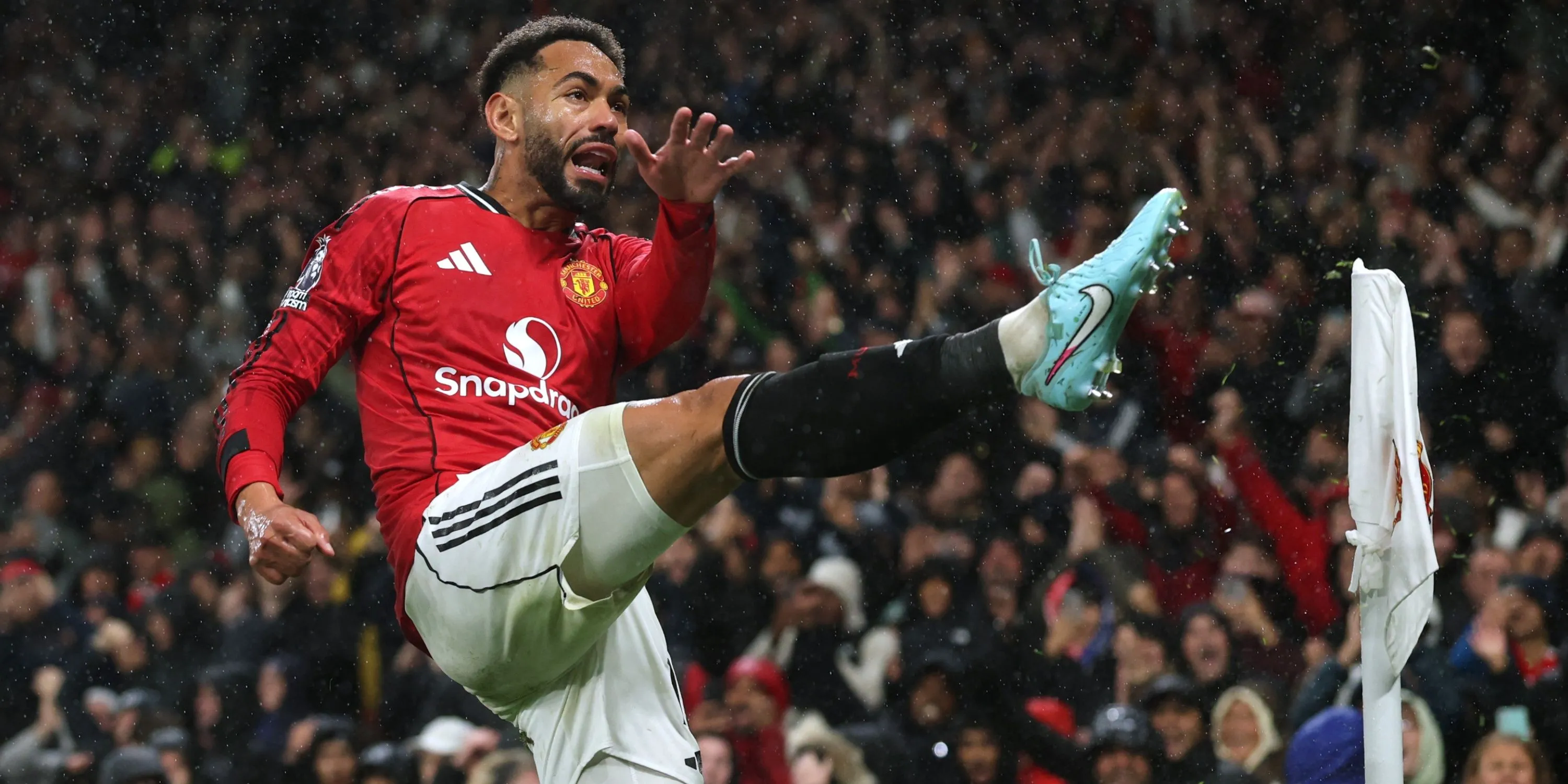 Matheus Cunha thực hiện pha rê bóng trước vòng cấm, hình ảnh minh họa phong cách tấn công của Cunha