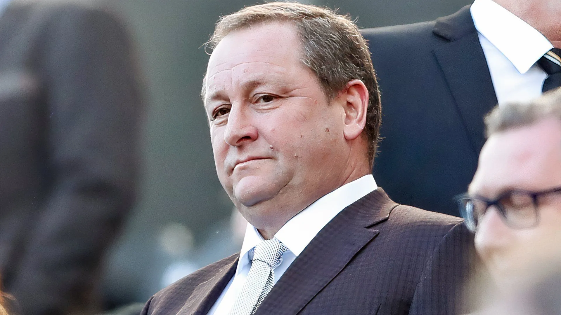 Mike Ashley được cho là cân nhắc mua lại đội bóng khác trong quá khứ, hiện cũng bị liên hệ tới cuộc đua ở Hillsborough