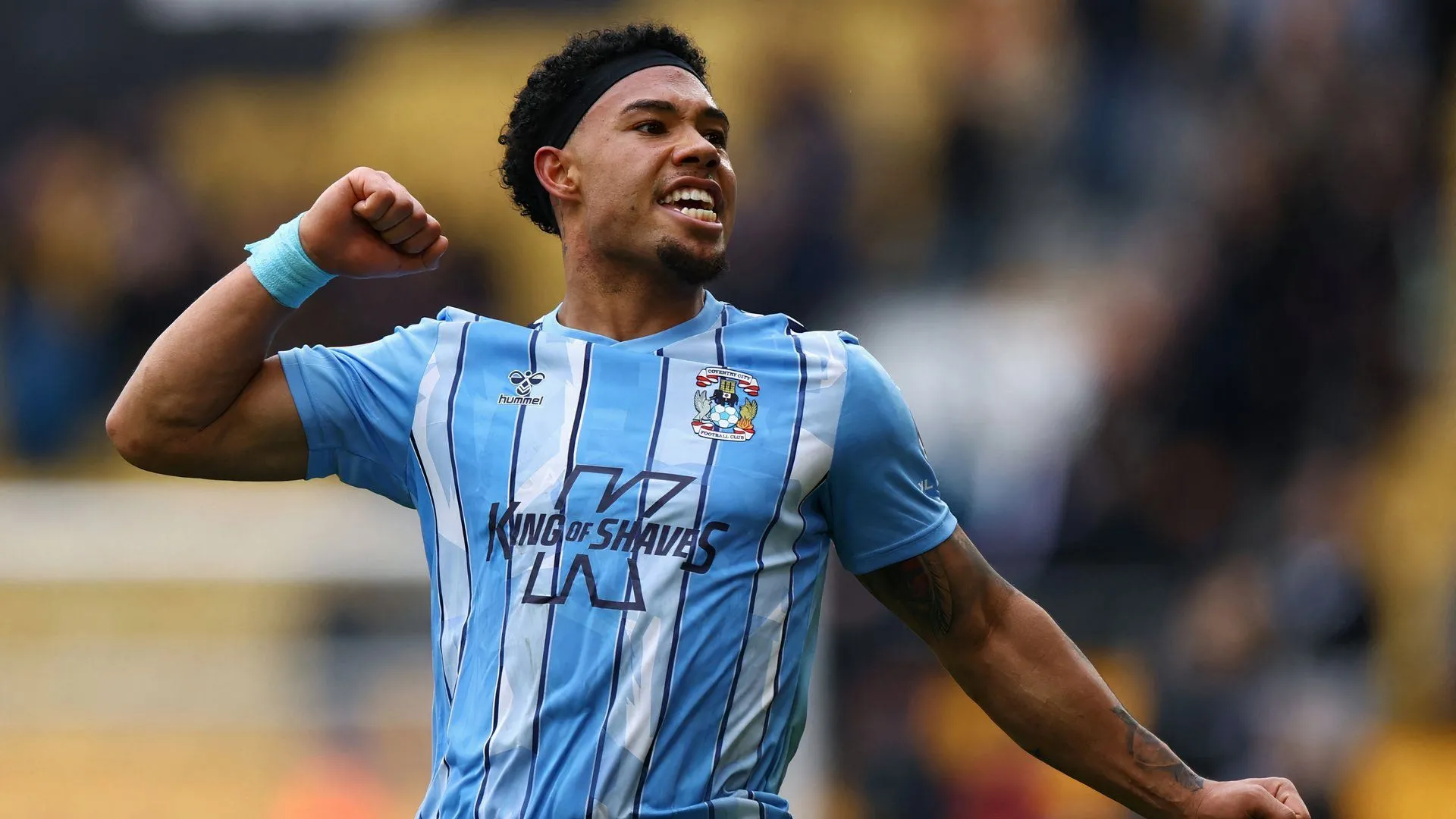 Milan van Ewijk tranh bóng và phát động tấn công cho Coventry City