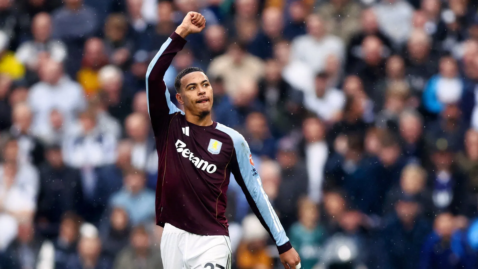 Morgan Rogers ăn mừng trong áo Aston Villa tại Villa Park