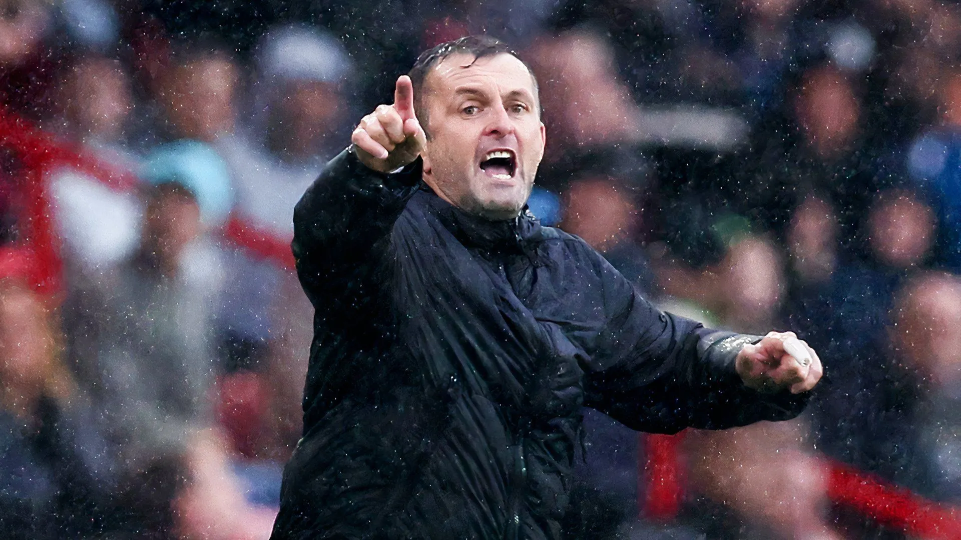 Nathan Jones đang chỉ đạo Charlton trên sân The Valley, biểu tượng cho sự ổn định chiến thuật của đội