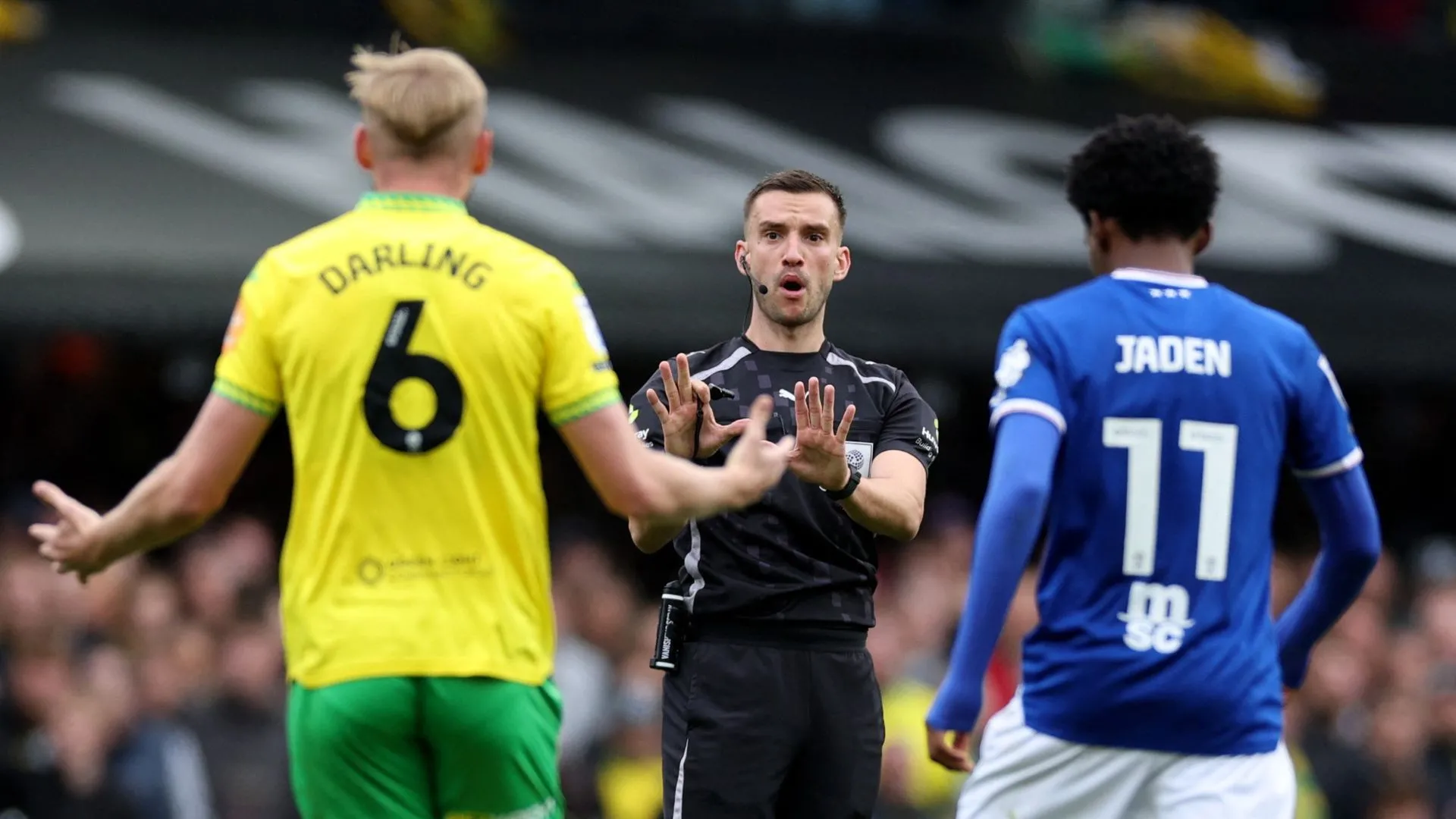 Pha tấn công Norwich City trong trận derby Đông Anglia