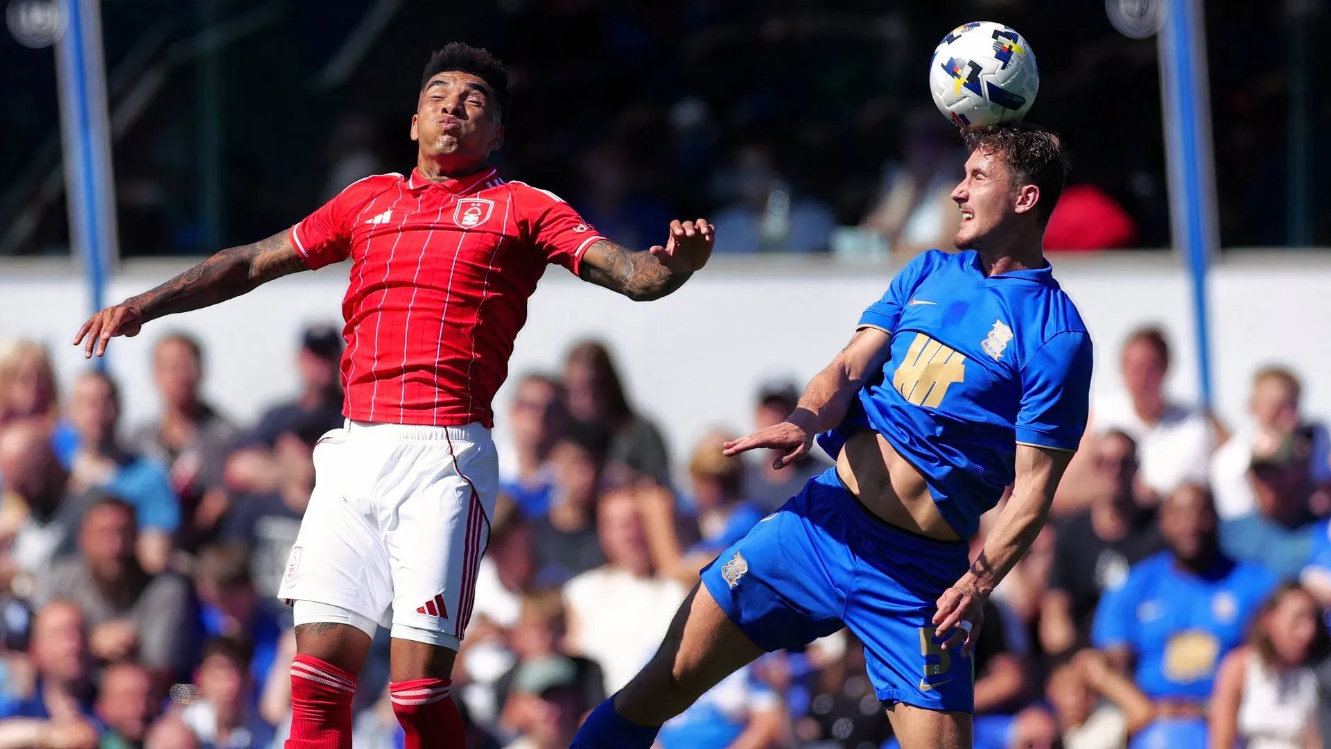 Phil Neumann của Birmingham City trong một tình huống phòng ngự, đóng góp bàn thắng và phá bóng quan trọng
