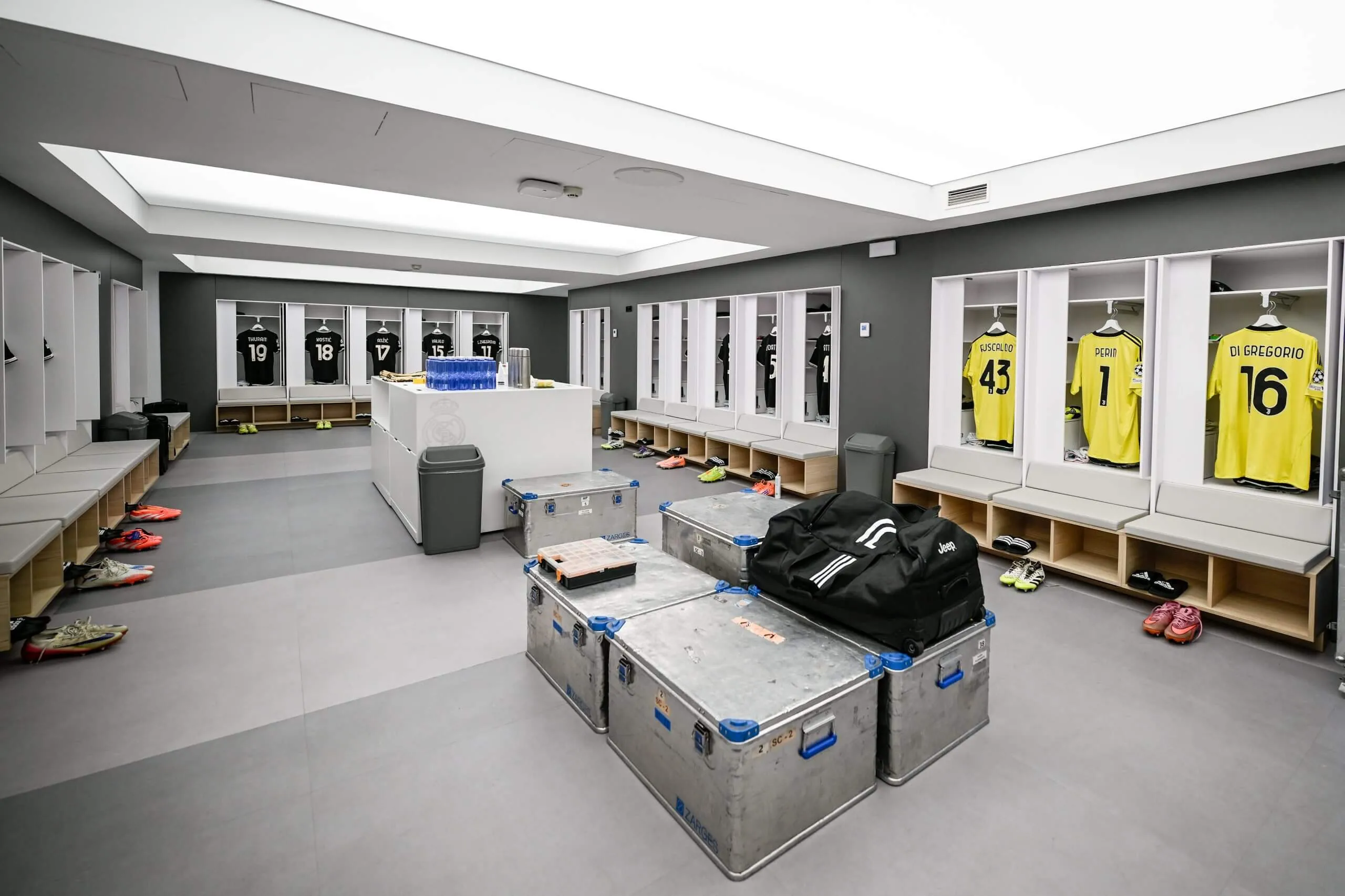 Phòng thay đồ của Juventus khi làm khách tại Bernabeu từng bị mô tả là bẩn và bất tiện