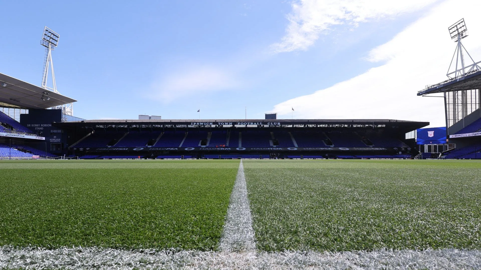 Portman Road, sân nhà Ipswich Town với khán đài đặc trưng