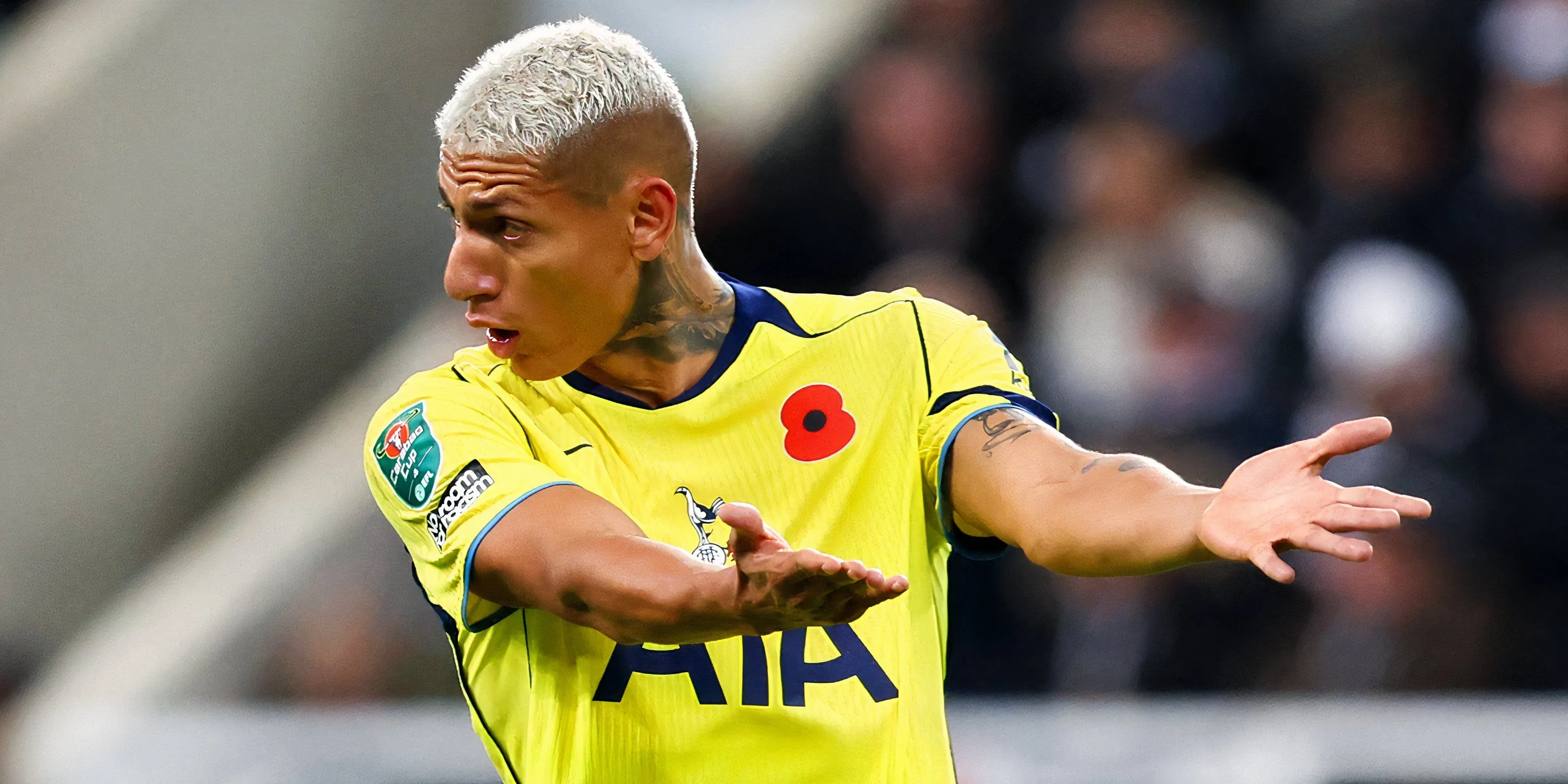 Richarlison thi đấu hụt hơi trong màu áo Tottenham