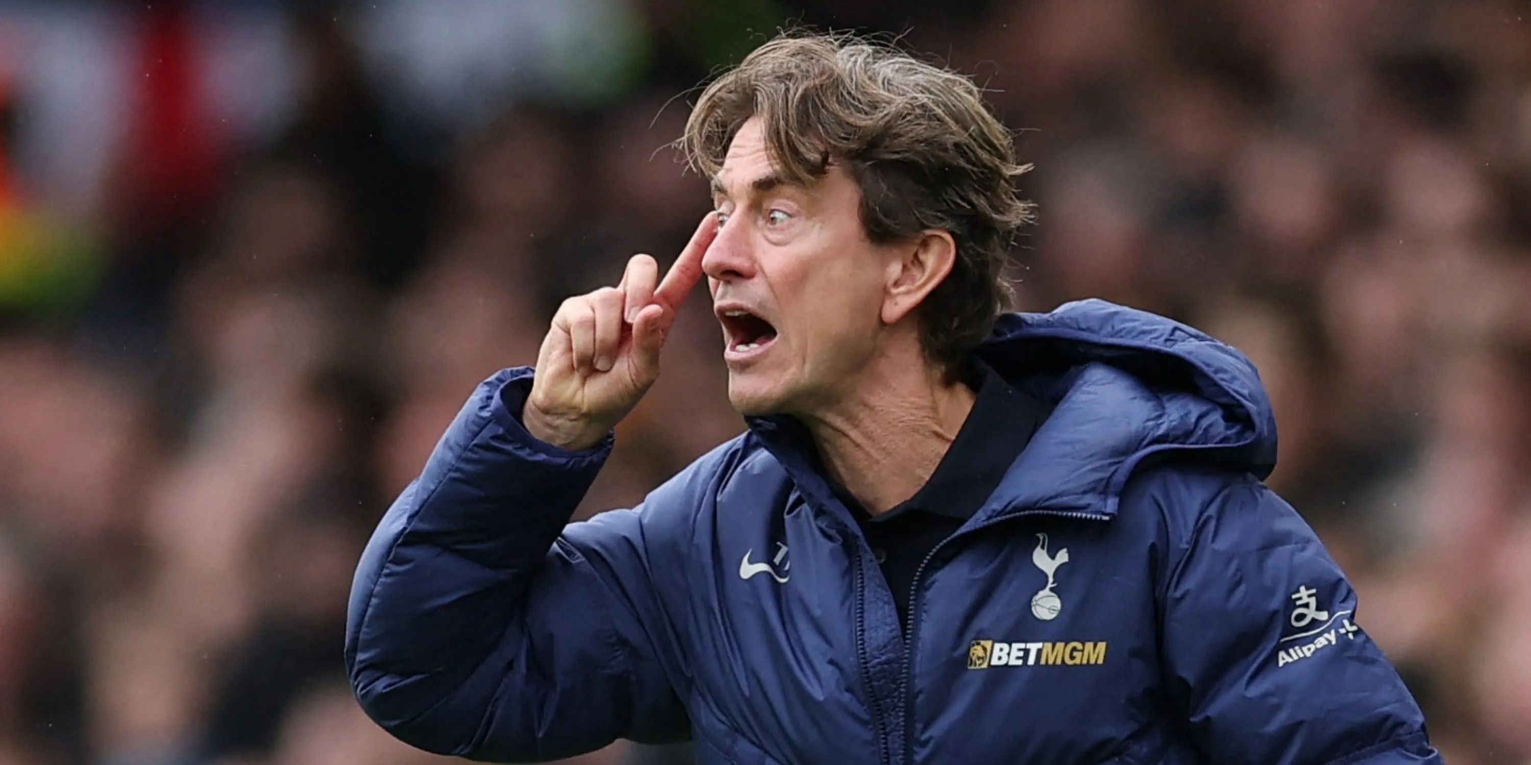 Thomas Frank quan sát học trò trong trận đấu tại St James' Park