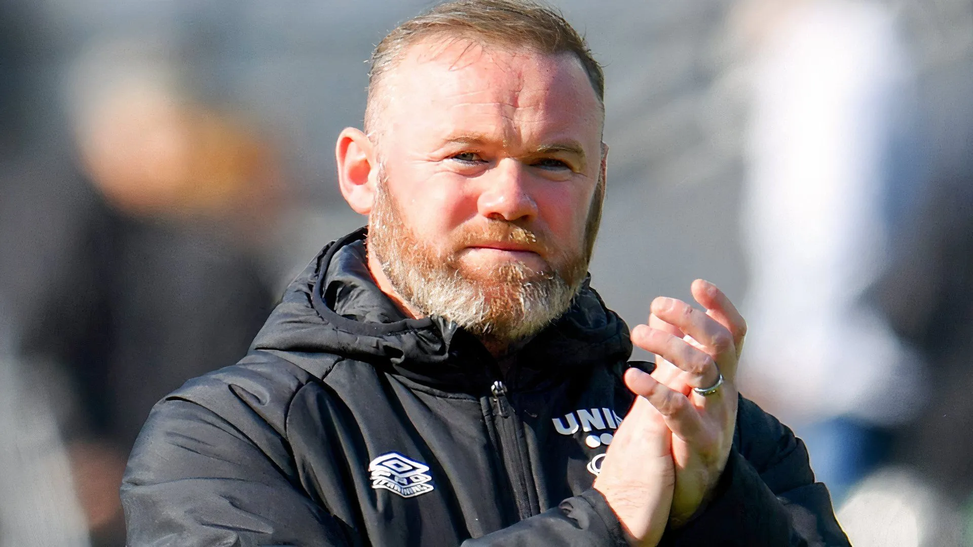 Wayne Rooney trong giai đoạn dẫn dắt tại Derby County, được CĐV so sánh với phong cách của Plymouth hiện tại