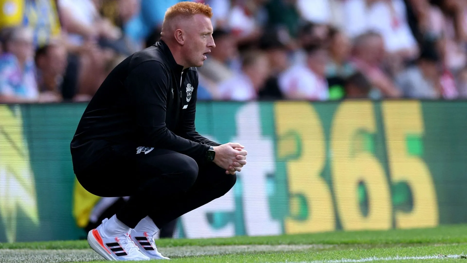 Will Still trên đường biên trong trận Southampton gặp Bristol City, bộc lộ áp lực sau trận đấu